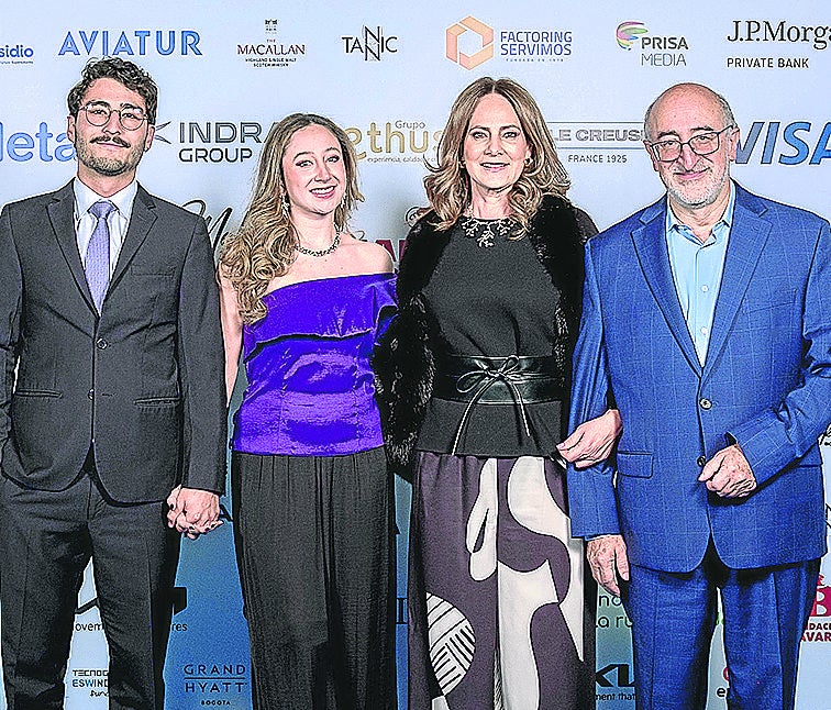 Juan Camilo Cardona; María de La Paz Lozano Cruz; Martha Lucía Cruz Martínez; y el director de La FM, Juan Lozano, durante el evento.