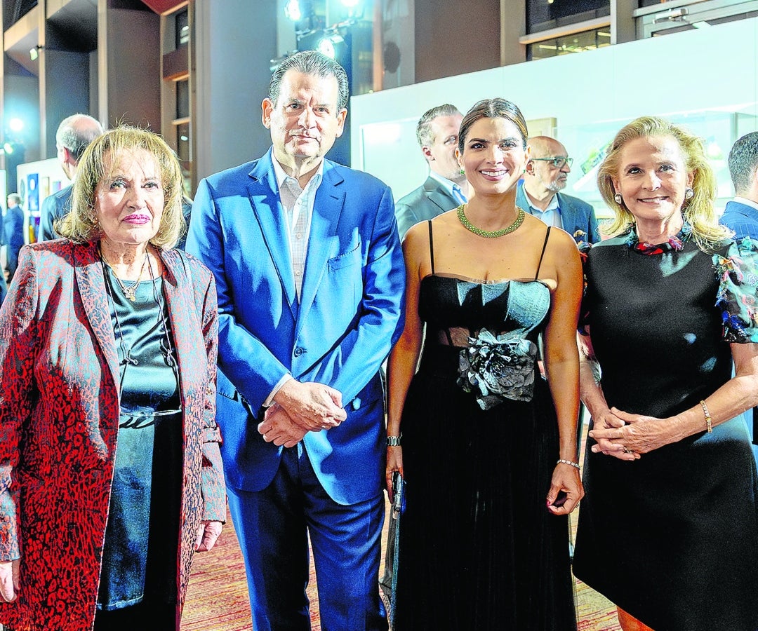 María Victoria Estrada, directora de la Subasta; Luis Sarmiento, asistente al evento; Vivi Barguil, directora de la Fundación a la Rueda Rueda; y Denise Ratinoff, vicepresidenta sénior de la casa Christie’s.