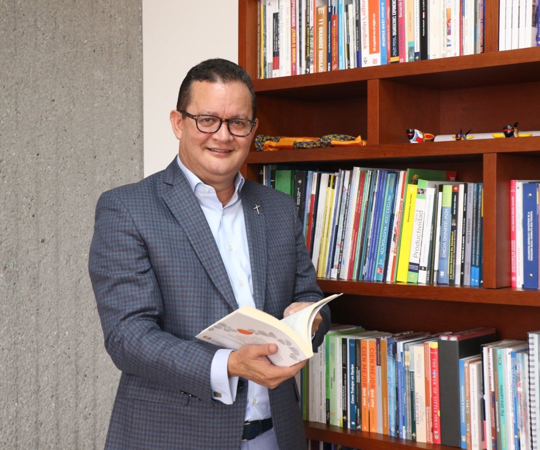 Padre Harold Castilla Devoz, rector de la Corporación Universitaria Minuto de Dios