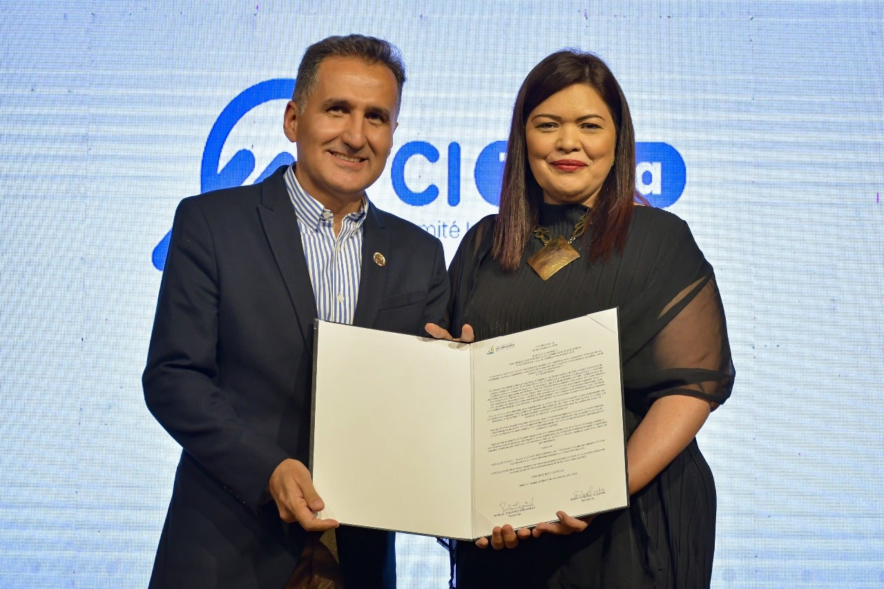 Carlos Hernando Enciso Pérez, presidente ejecutivo de la Cámara de Comercio de Ibagué; y Gina Calimán, de la Universidad Cooperativa de Colombia Campus Ibagué.