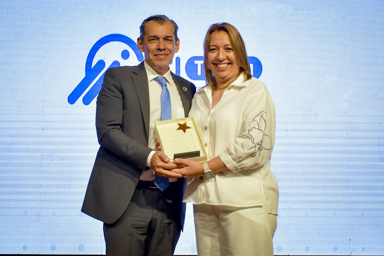 Carlos Gustavo Silva Villamil, gerente general del Comité de Ganaderos del Tolima; y Carolina Tovar, rectora de la Uniminuto Centro - Sur.