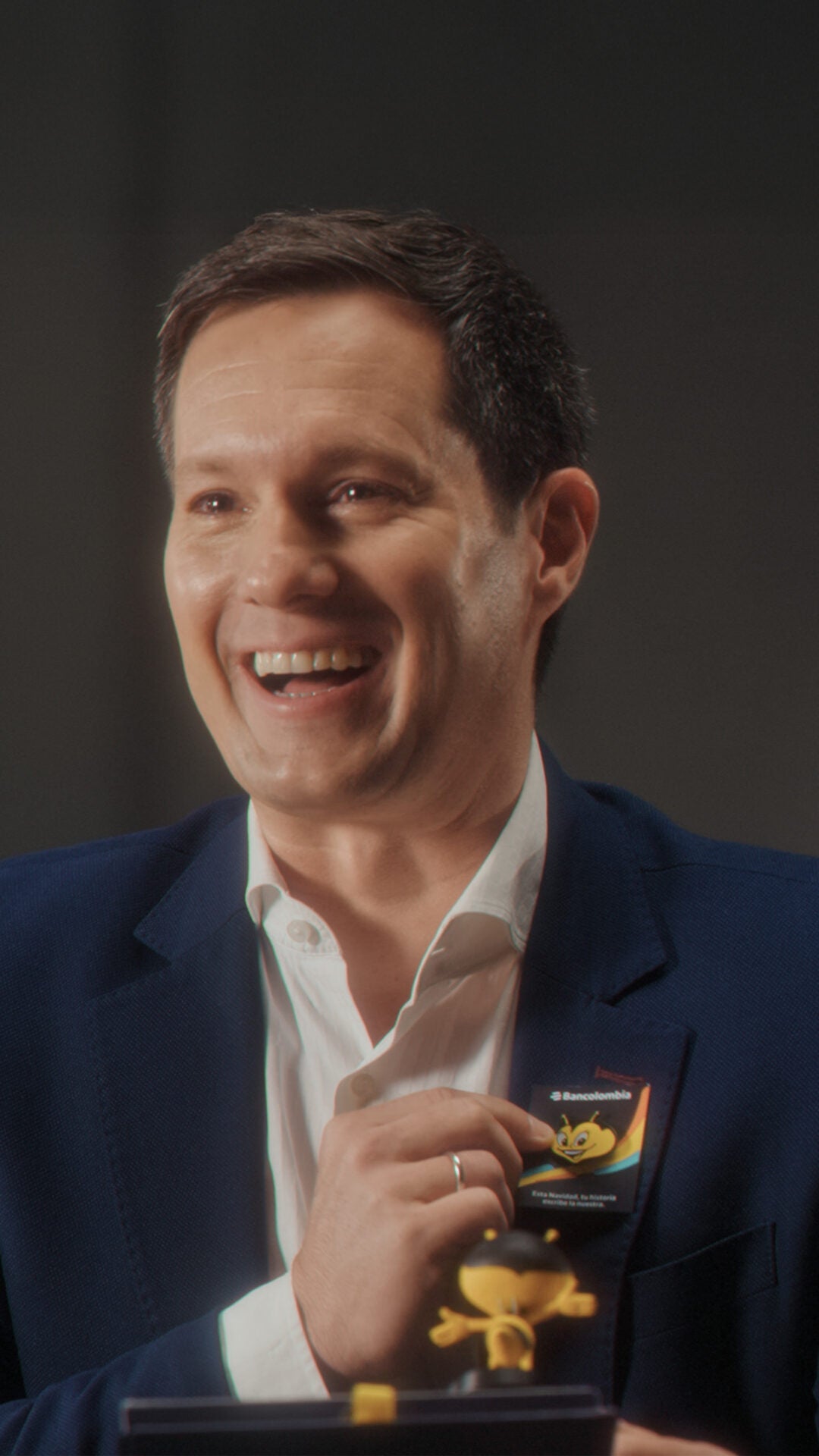 Esteban Aristizábal, cliente de Bancolombia y fan de la abejita.