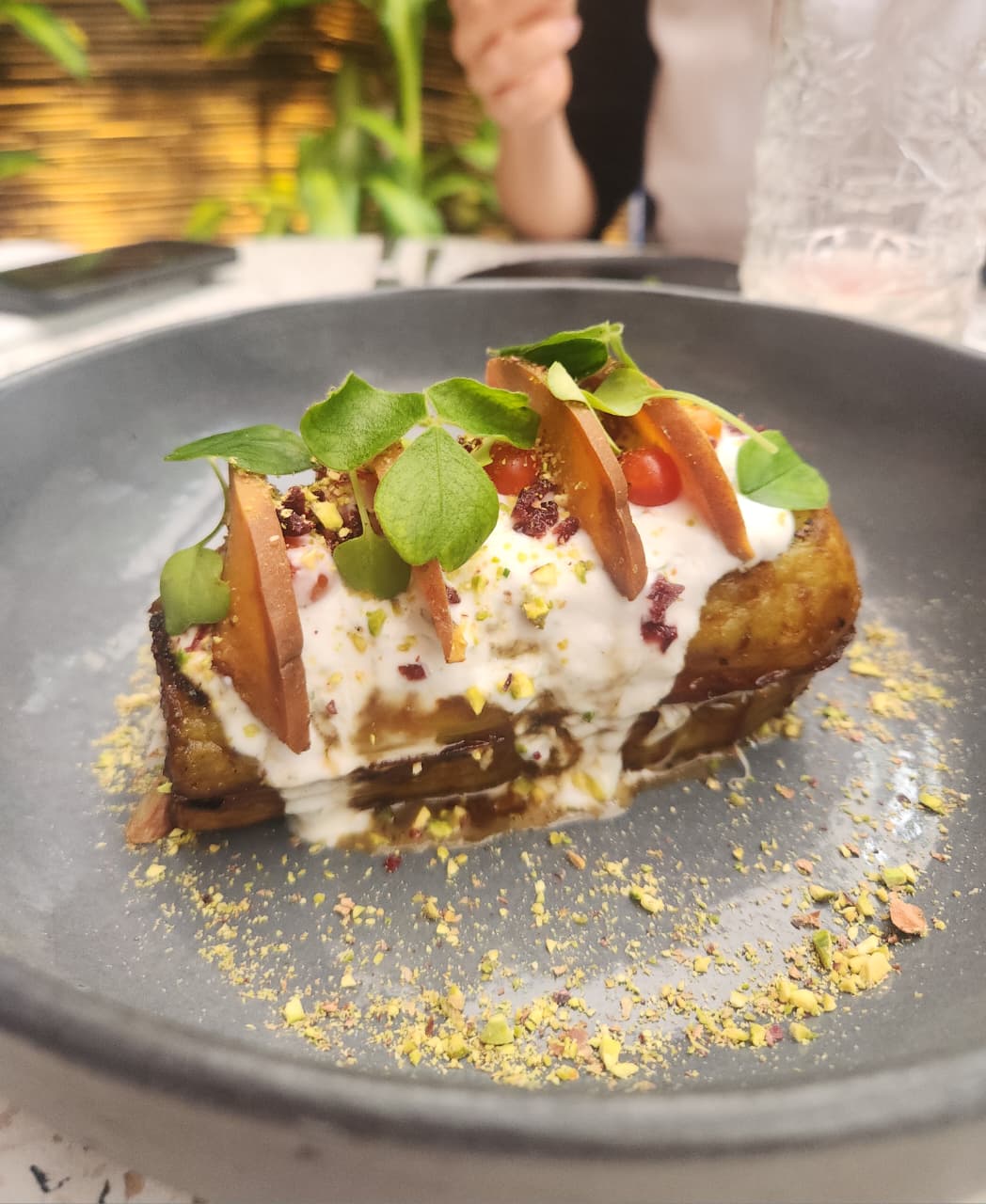 Berenjenas asadas a fuego de leña, para iniciar la visita