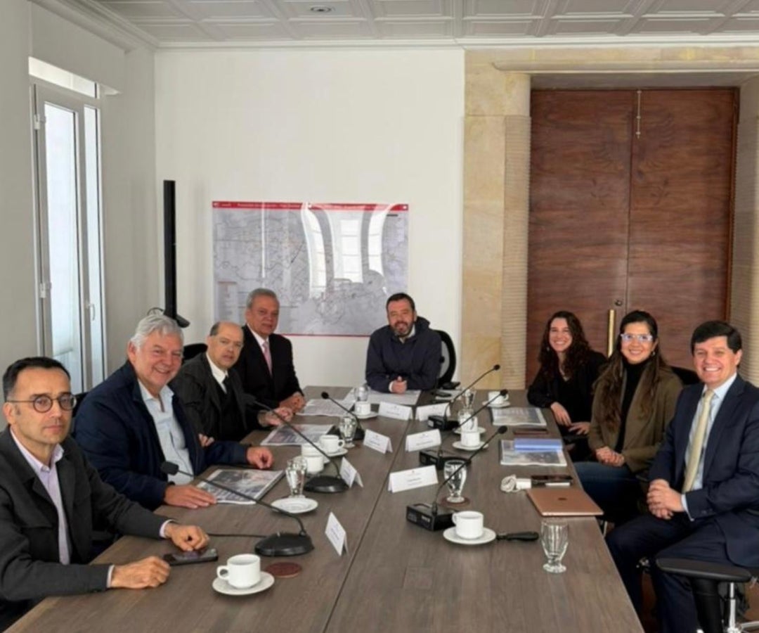 Martín Camargo Pérez, director de arquitectura e infraestructura de Corferias; Jaime Alberto Cabal, vicepresidente la Junta directiva de Corferias; Enrique Vargas Lleras, presidente de la Junta Directiva de la Cámara de Comercio de Bogotá; Ovidio Claros, presidente ejecutivo de la Cámara de Comercio de Bogotá; el alcalde de Bogotá, Carlos Fernando Galán; y Andrés López Valderrama, presidente ejecutivo de Corferias, entre los asistentes.