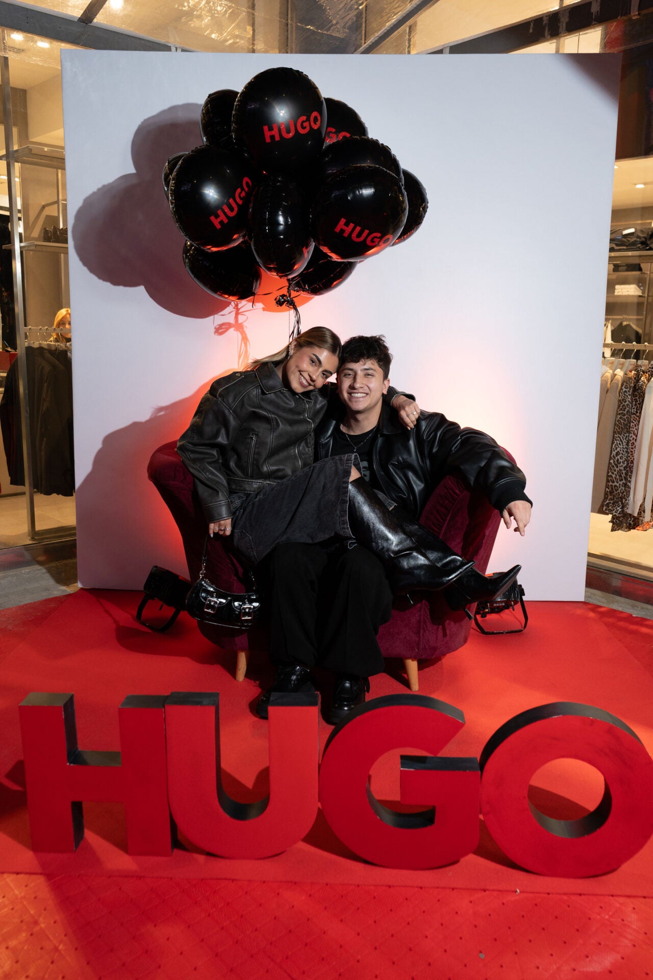 Los influencers Mariana Infante; y Nicolas Rubiano, conocido como ‘Rubigol’, en la apertura.