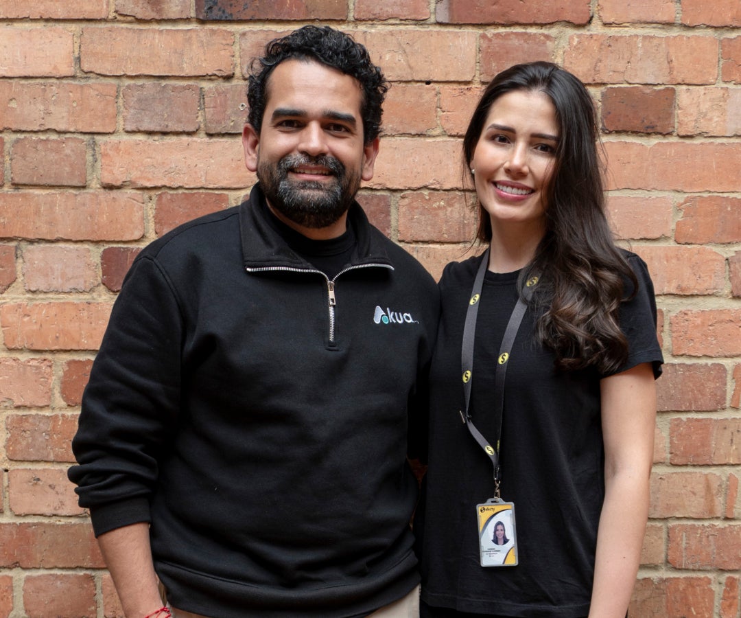 Carlos Marín, CEO de Akua, y Vanessa Rodríguez, representante de efecty.