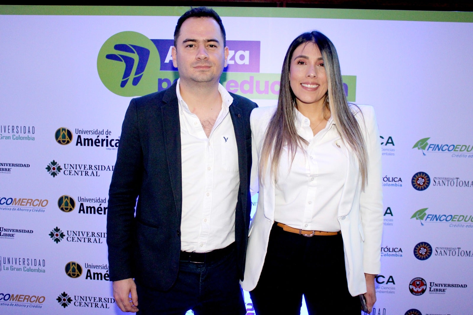 Rodrigo Duque, director de Agro y Micro de Fincomercio; y Angelica Fuentes, jefe comercial fuerzas especiales de Fincomercio.