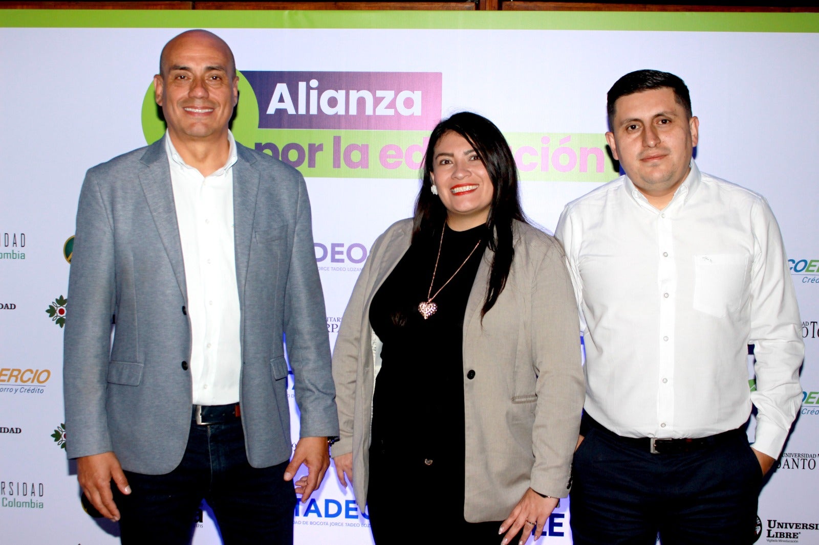 Mauricio García, director de red nacional y captación comercial de Fincomercio; Lina Leal,