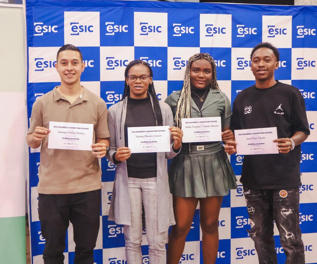 Santiago Gallego; Yusleidy Blandón; Ashley Estefanía Córdoba; y Juan Diego Castro, egresados del curso de Análisis de Datos de Código C13.