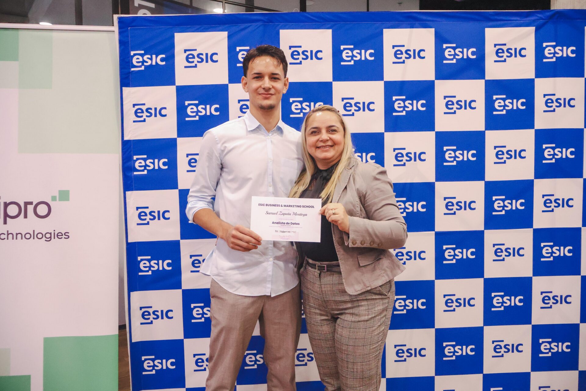 Samuel Zapata, egresado del programa Análisis de Datos ESIC Business & Marketing School; y Miriam Montoya,acompañante.