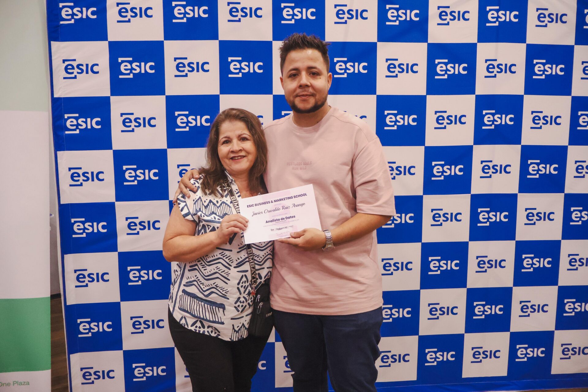 Liliana María Arango, acompañante; y Javier Oswaldo Ruiz Arango, egresado del programa Análisis de Datos ESIC Business & Marketing School.