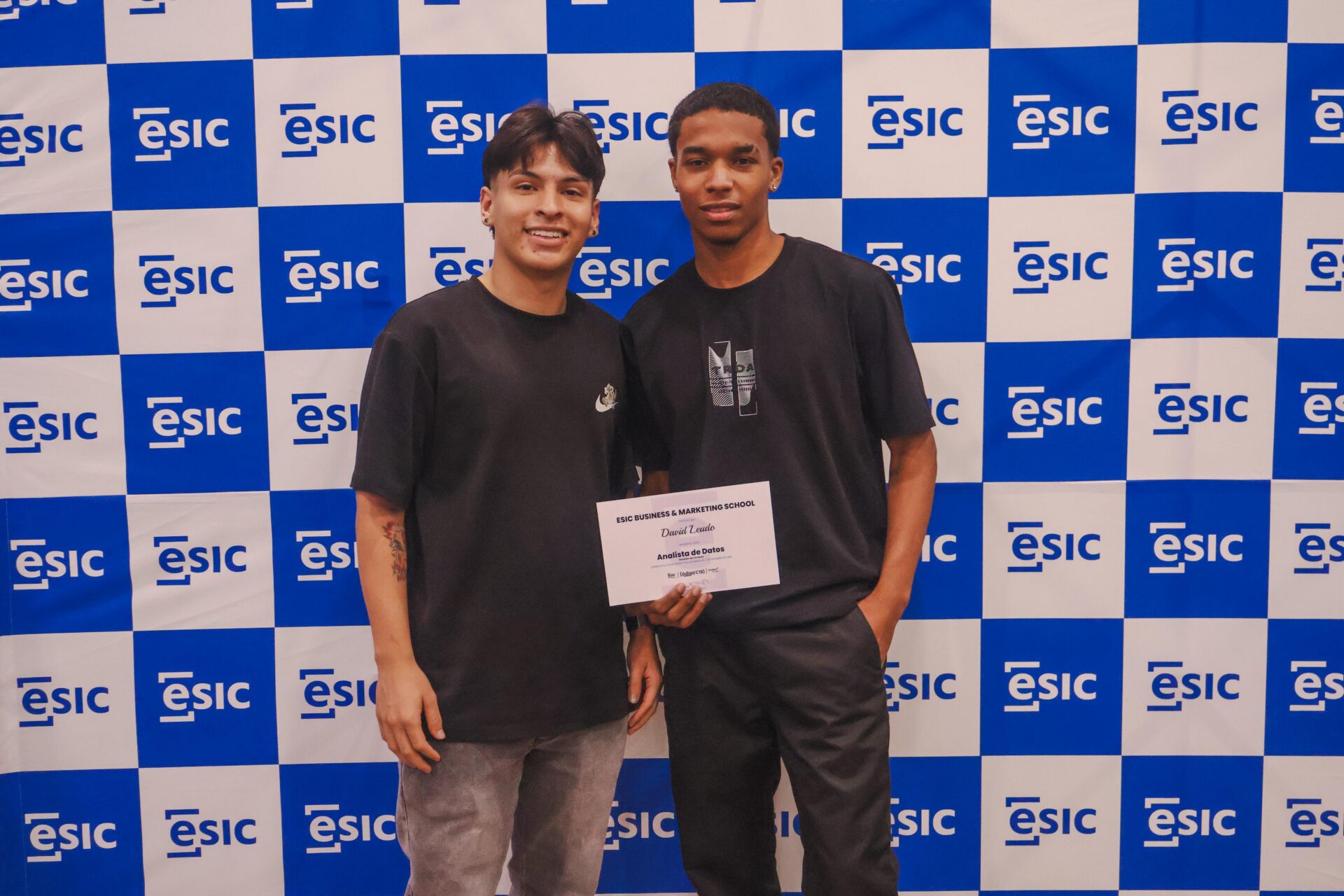 Mateo David, acompañante; y David Leudo, egresado del programa Análisis de Datos ESIC Business & Marketing School.