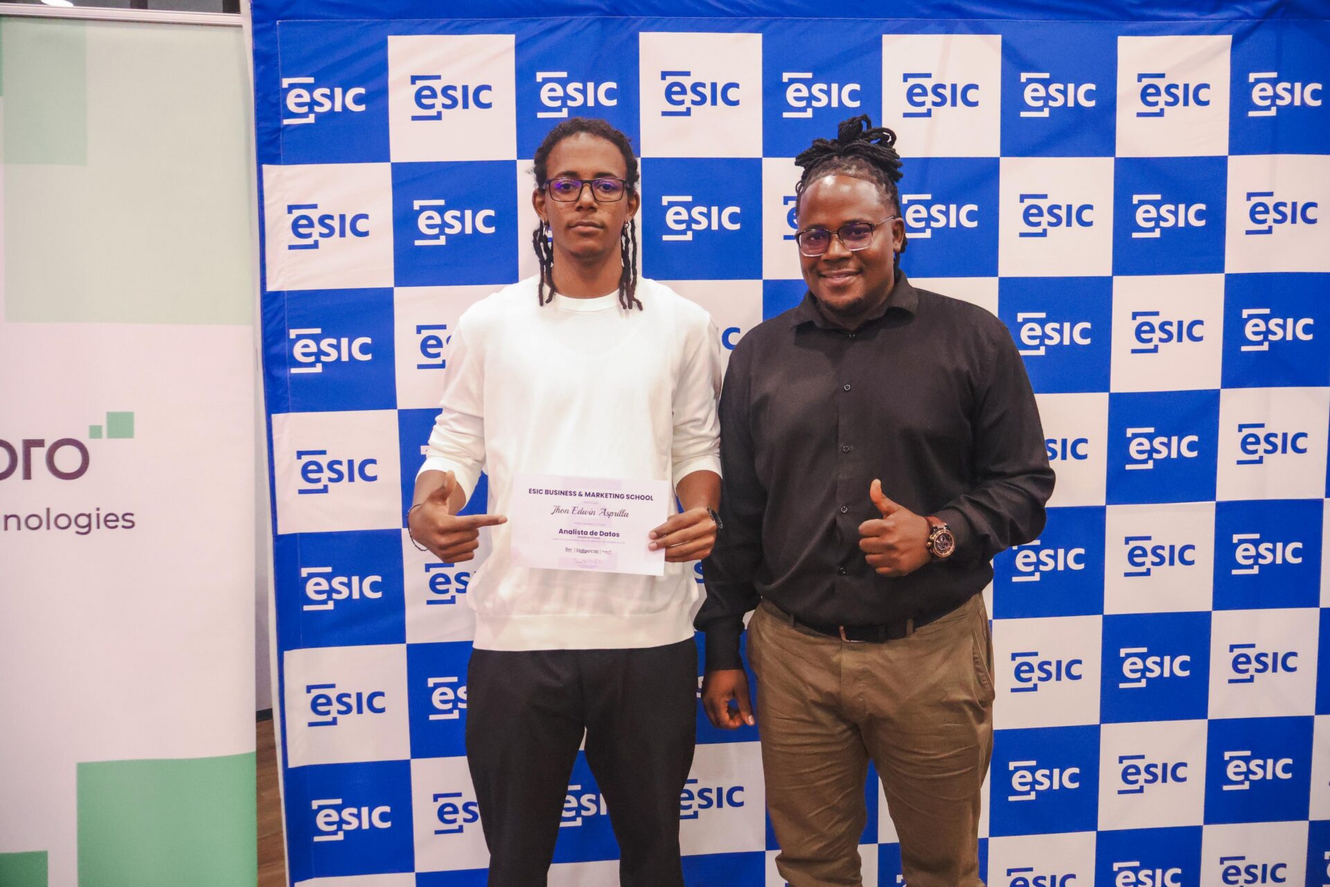 Jhon Edwin Asprilla, egresado del programa Análisis de Datos ESIC Business & Marketing School; y Freddy Asprilla,acompañante.