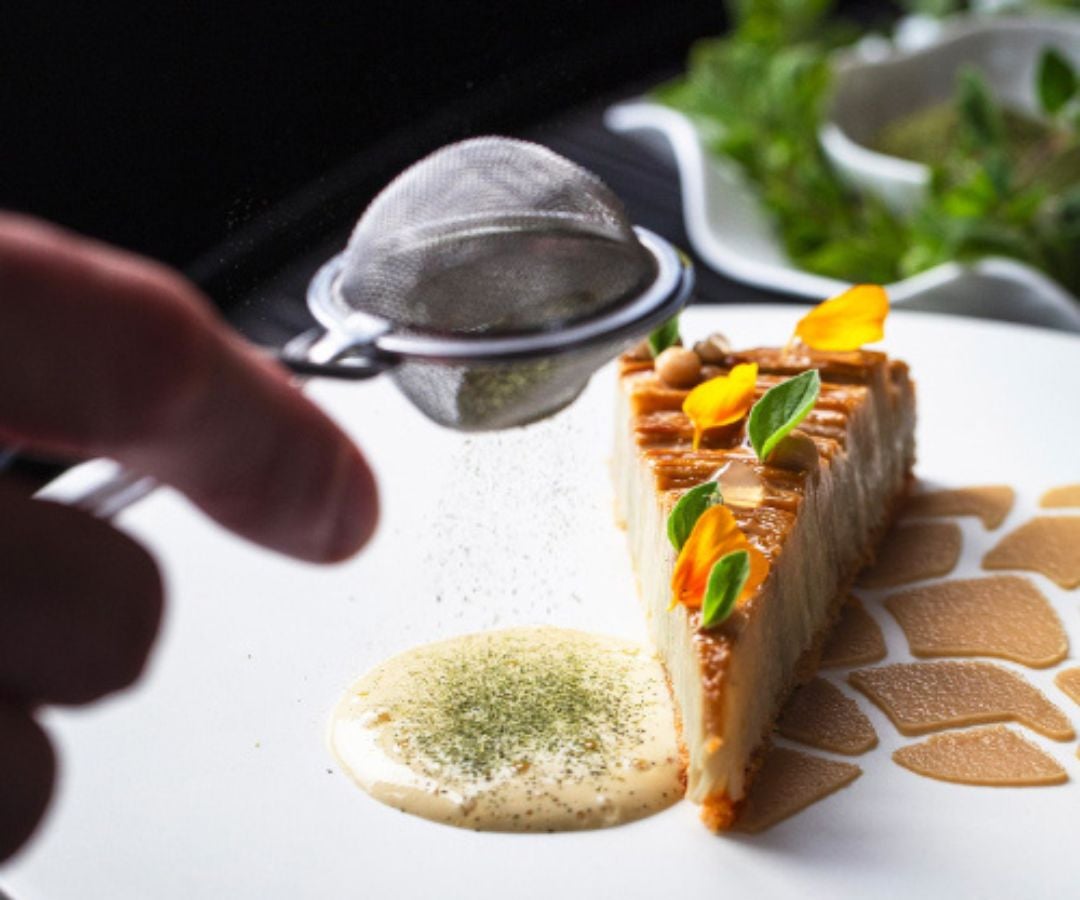 Tarta de alcachofas con emulsión de café y mejorana, de Cédric Burtin en Saint-Rémy, Francia.