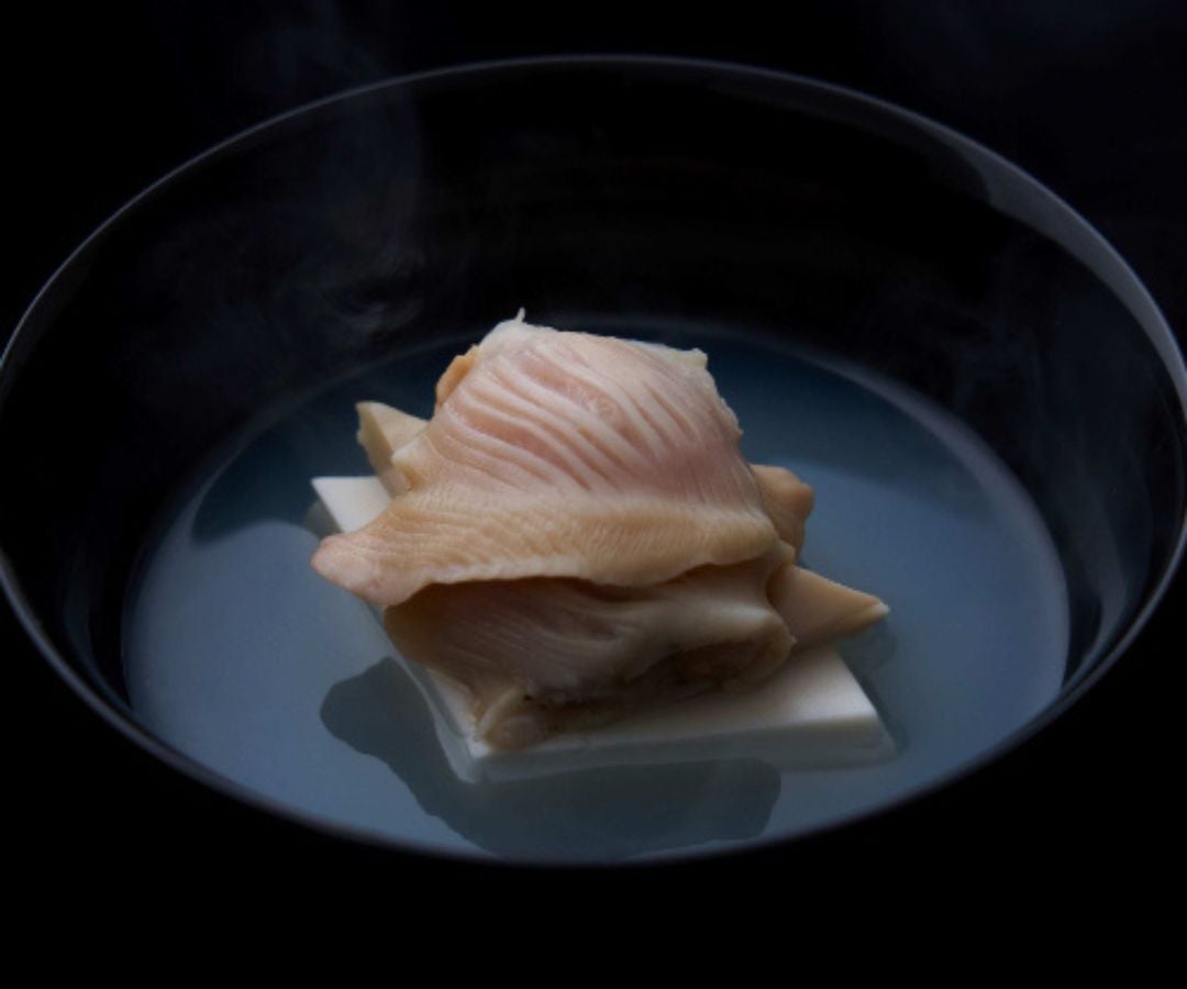 La cocina de Myojaku en Tokio, Japón, se posicionó en esta lista con su Sopa clara de mariscos.