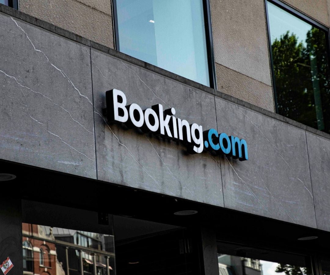 Booking.com también incluye entradas a atracciones, tours y actividades en los destinos, ofreciendo opciones para distintos tipos de viajeros.