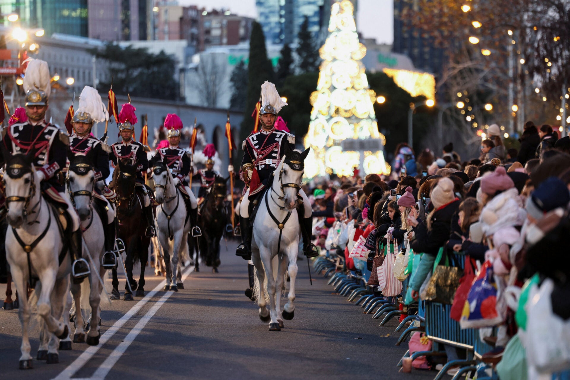 Las familias observan el tradicional desfile anual de los Reyes Magos, que marca la festividad de la Epifanía, en Madrid, España.