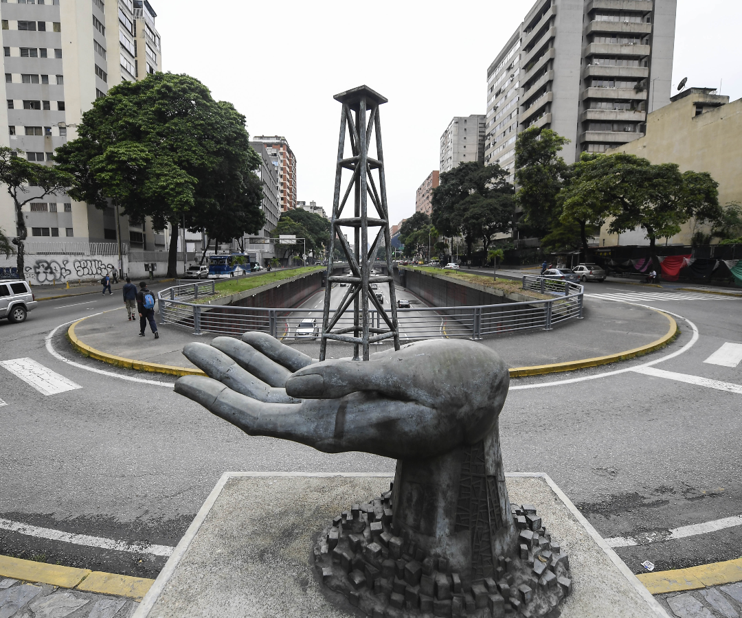 Una escultura de una mano sosteniendo un pozo de petróleo afuera de la sede de Pdvsa en Caracas