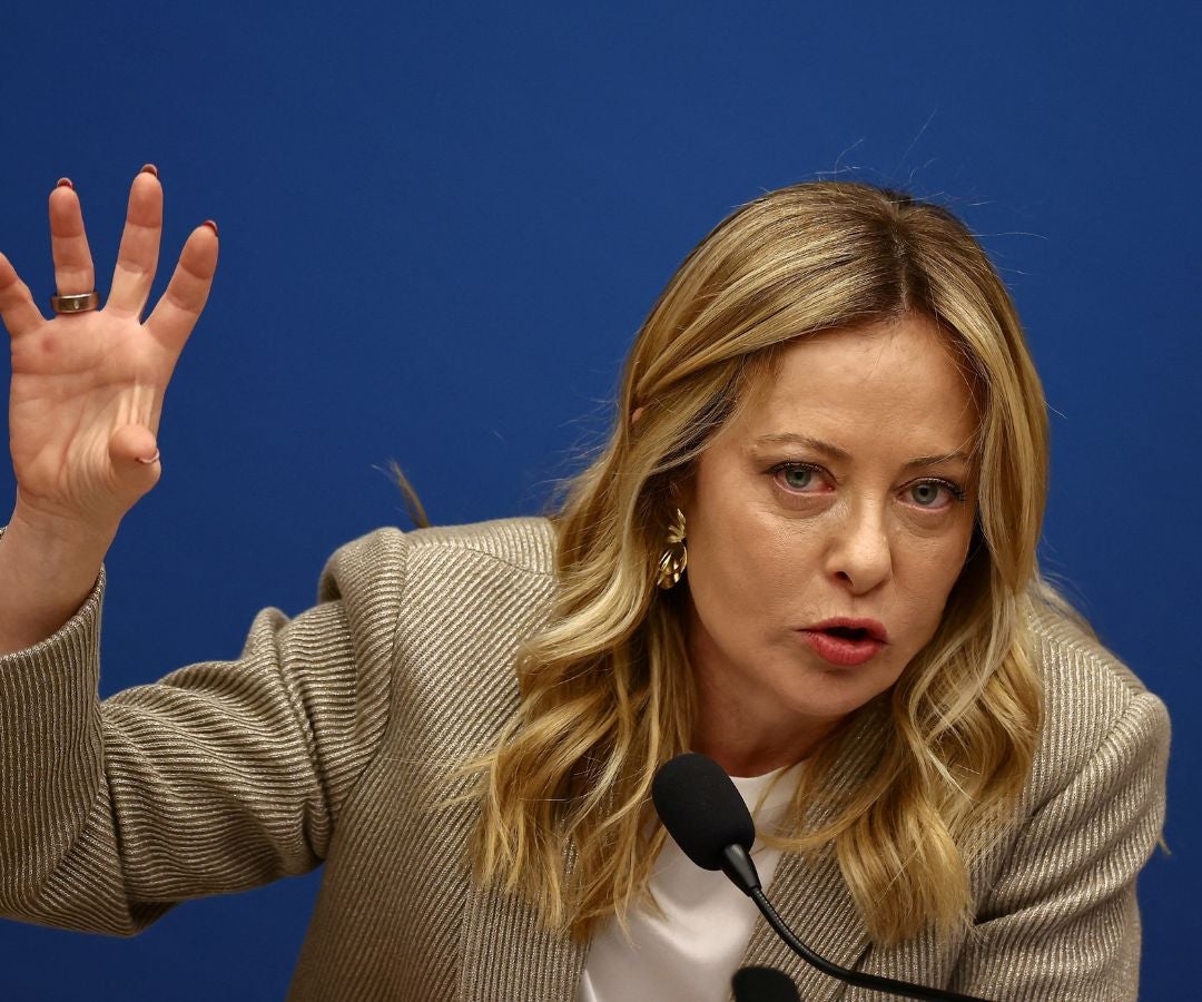 La primera ministra, Giorgia Meloni, afirmó que un avión está en camino desde Roma para traer a los dos nuevos liberados.