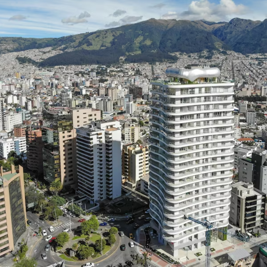 Quito instala 899 cámaras de tránsito con inteligencia artificial para mejorar la movilidad
