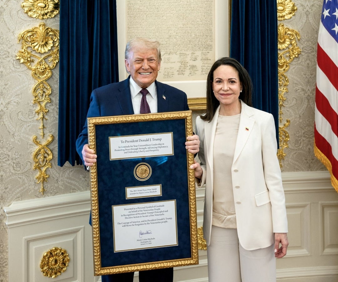 Trump se reúne con la líder de la oposición venezolana María Corina Machado en la Oficina Oval, durante la cual ella le entregó al presidente su Premio Nobel de la Paz