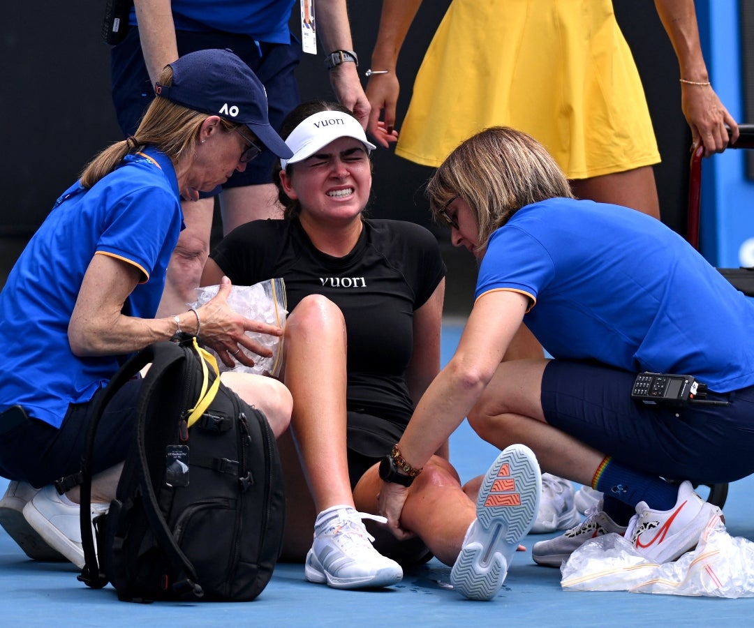 La canadiense Marina Stakusic recibe tratamiento médico durante su partido de primera ronda contra la australiana