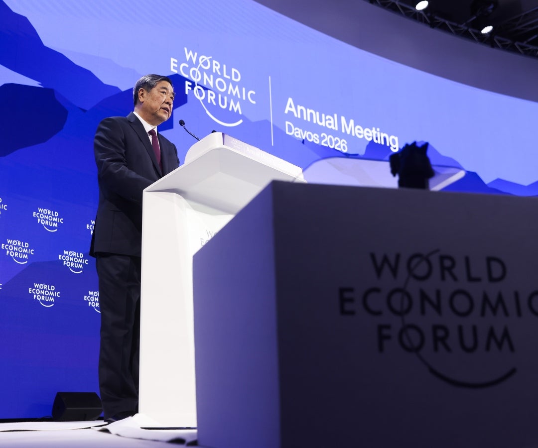 China defiende su modelo económico en Davos y aspira a ser el mercado mundial