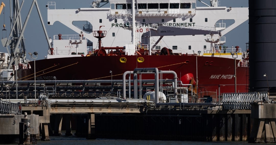 Comerciantes en el corazón del acaparamiento de petróleo venezolano de Trump