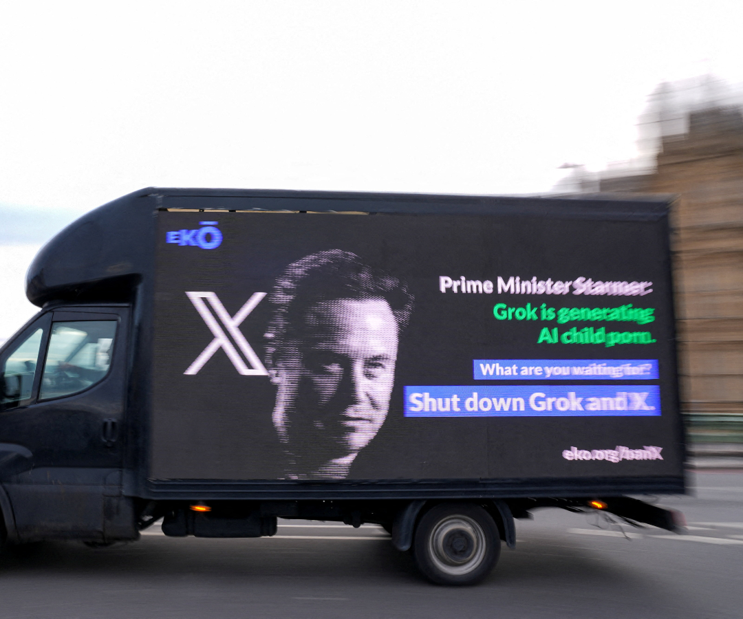 Valla publicitaria organizada por el grupo de responsabilidad corporativa Eko pasa por Westminster