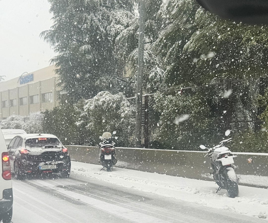 Madrid cierra colegios, carreteras y trenes por una nevada inusual bajo alerta amarilla