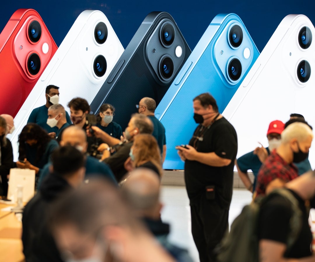 Apple supera expectativas gracias al iPhone, pero alerta por presión en márgenes