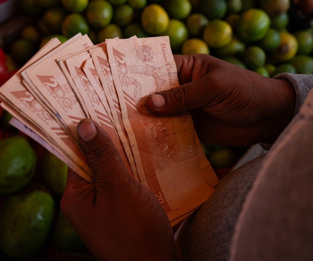 Renovadas subastas de dólares en Venezuela son limitadas para fortalecer al bolívar