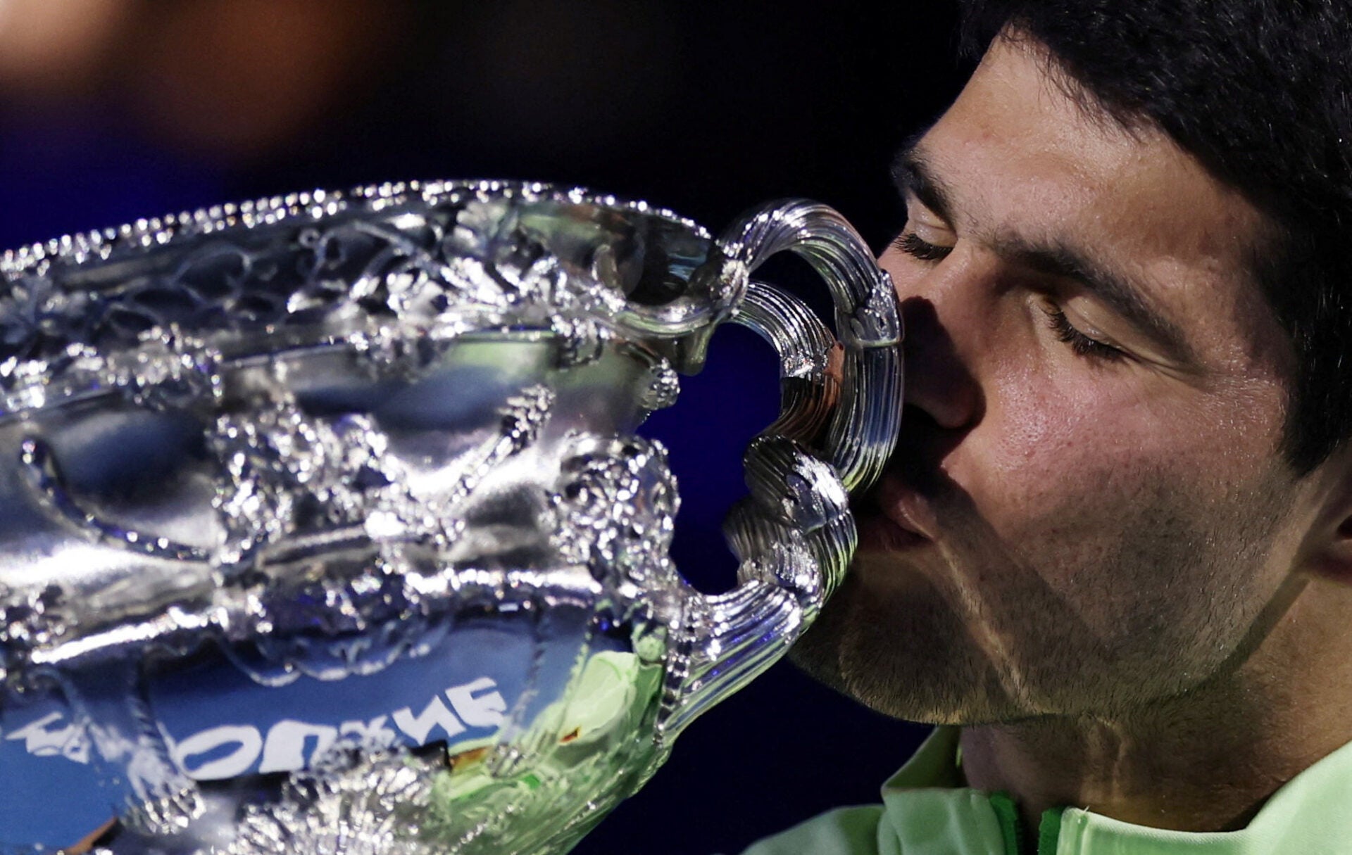 Alcaraz vence a Djokovic y se convierte en el tenista más joven en completar los cuatro Grand Slam