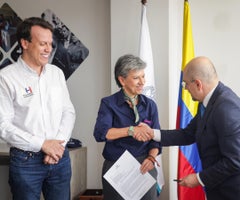 Los candidatos presidenciales Claudia López y Leonardo Huerta inscribieron ante la Registraduría la 'Consulta de las Soluciones' Los candidatos presidenciales Claudia López y Leonardo Huerta inscribieron ante la Registraduría la 'Consulta de las Soluciones'