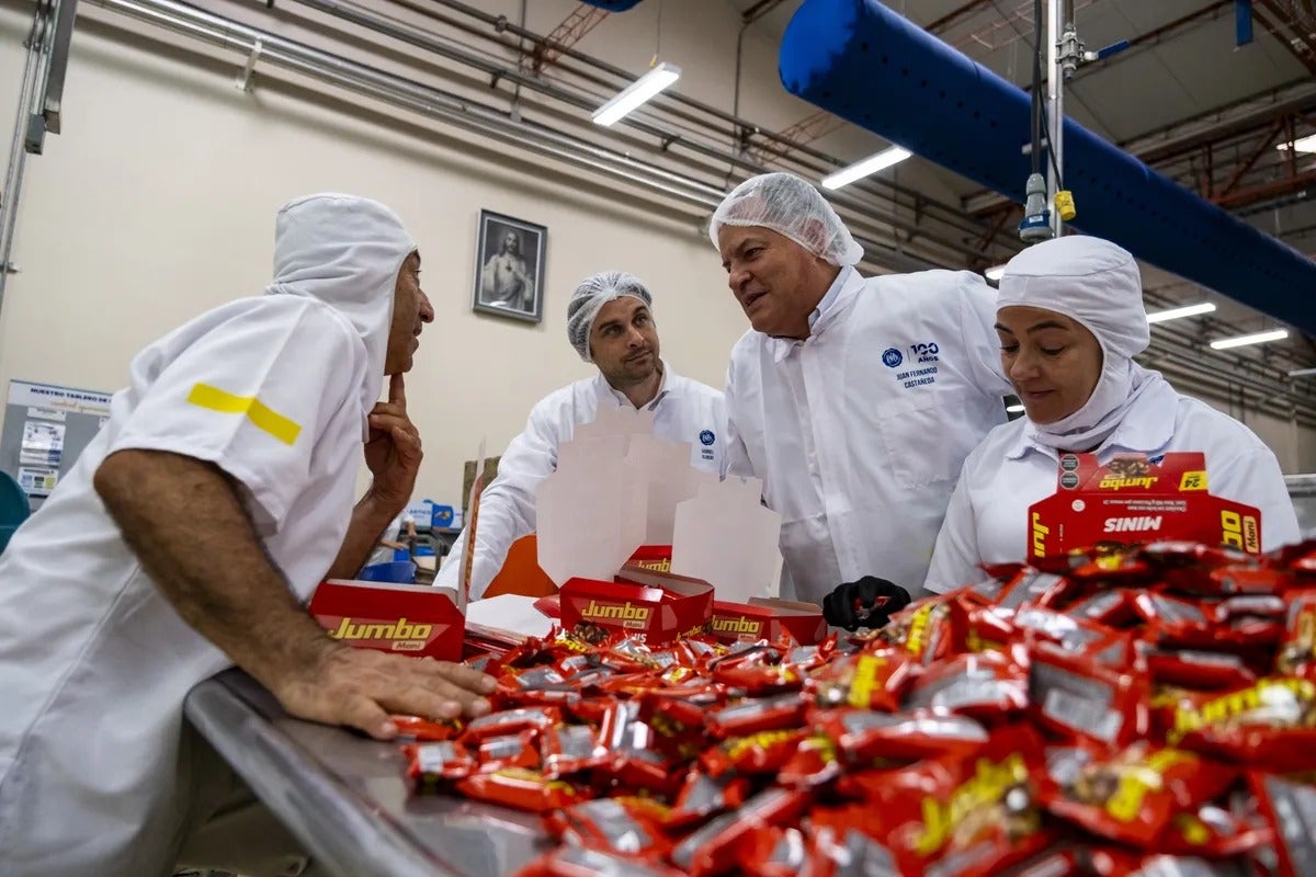 Gabriel Gilinski, centro, y Juan Fernando Castañeda, centro derecha, en la Compañía Nacional de Chocolates