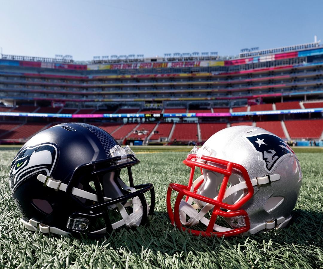 Cascos de los Seattle Seahawks y los New England Patriots exhibidos dentro del Levi's Stadium antes del Super Bowl LX en Santa Clara, California