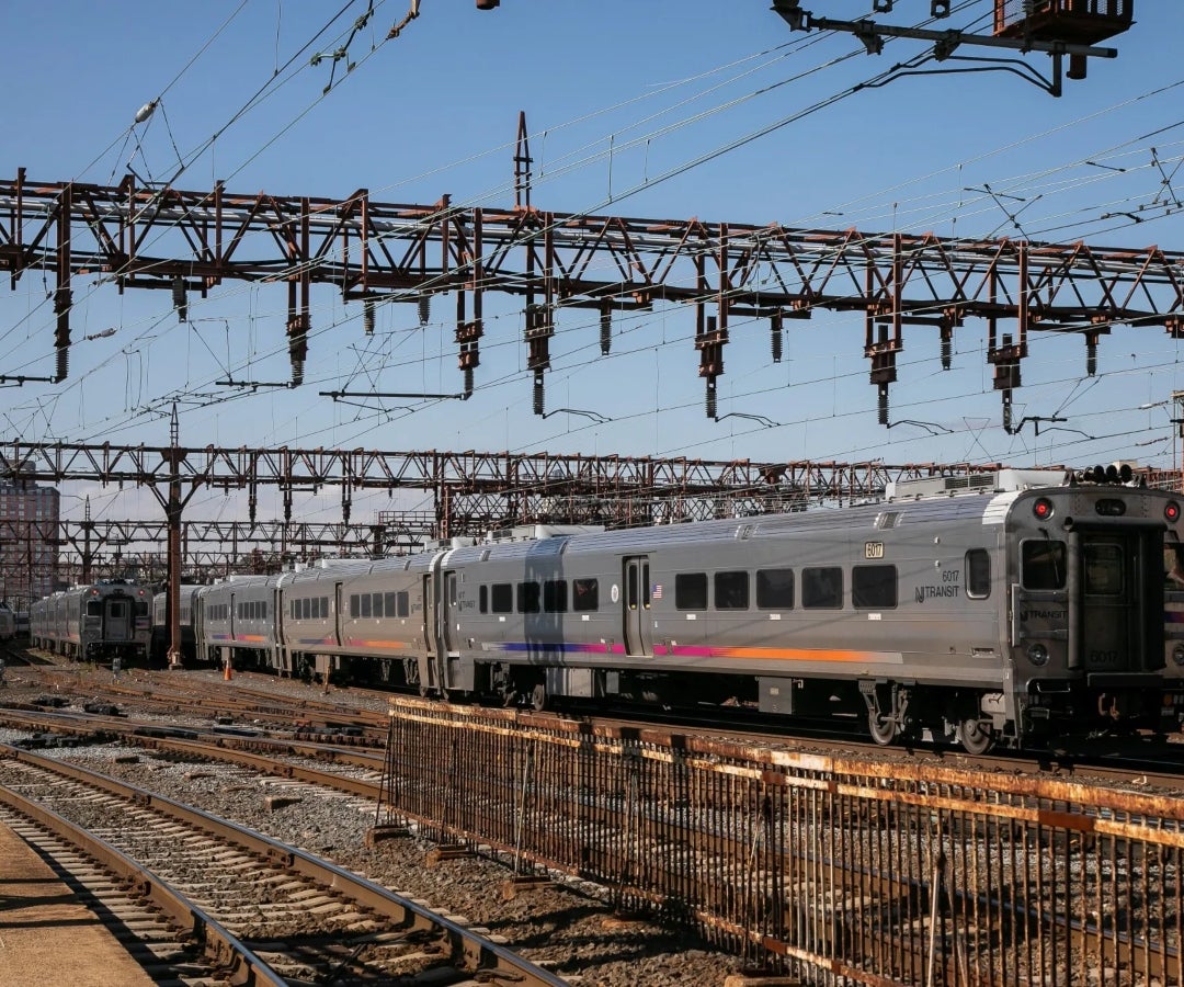 Trenes de NJ Transit y Amtrak a Nueva York sufren largas demoras por problemas con el cableado
