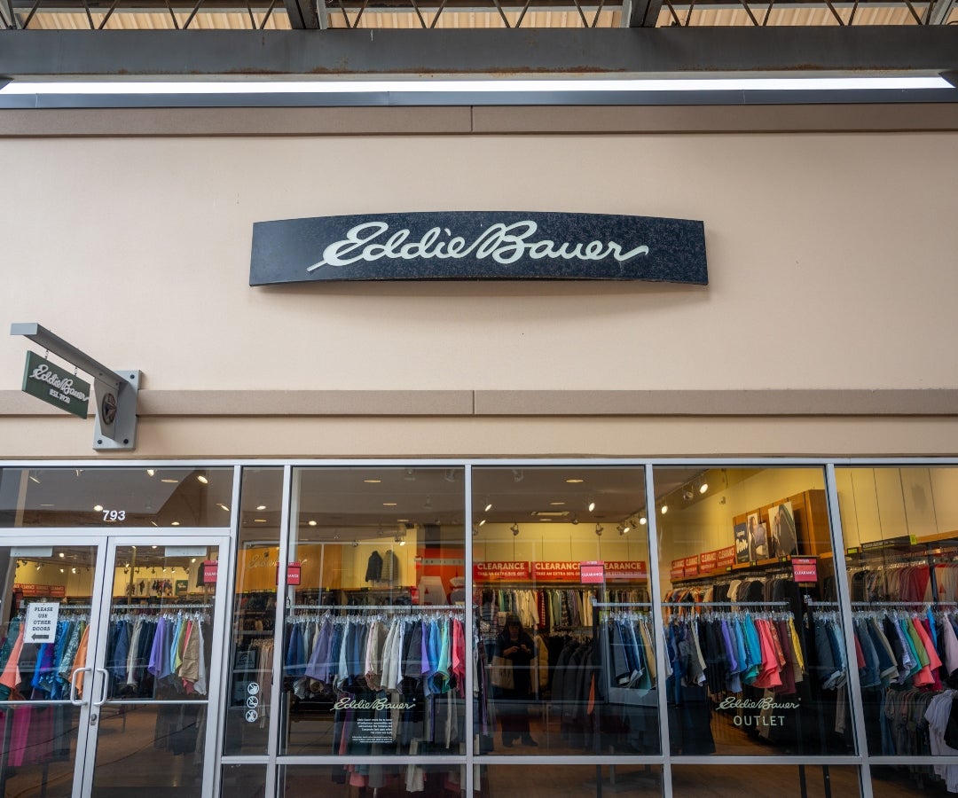 La cadena minorista de ropa Eddie Bauer se declara en quiebra y planea vender tiendas