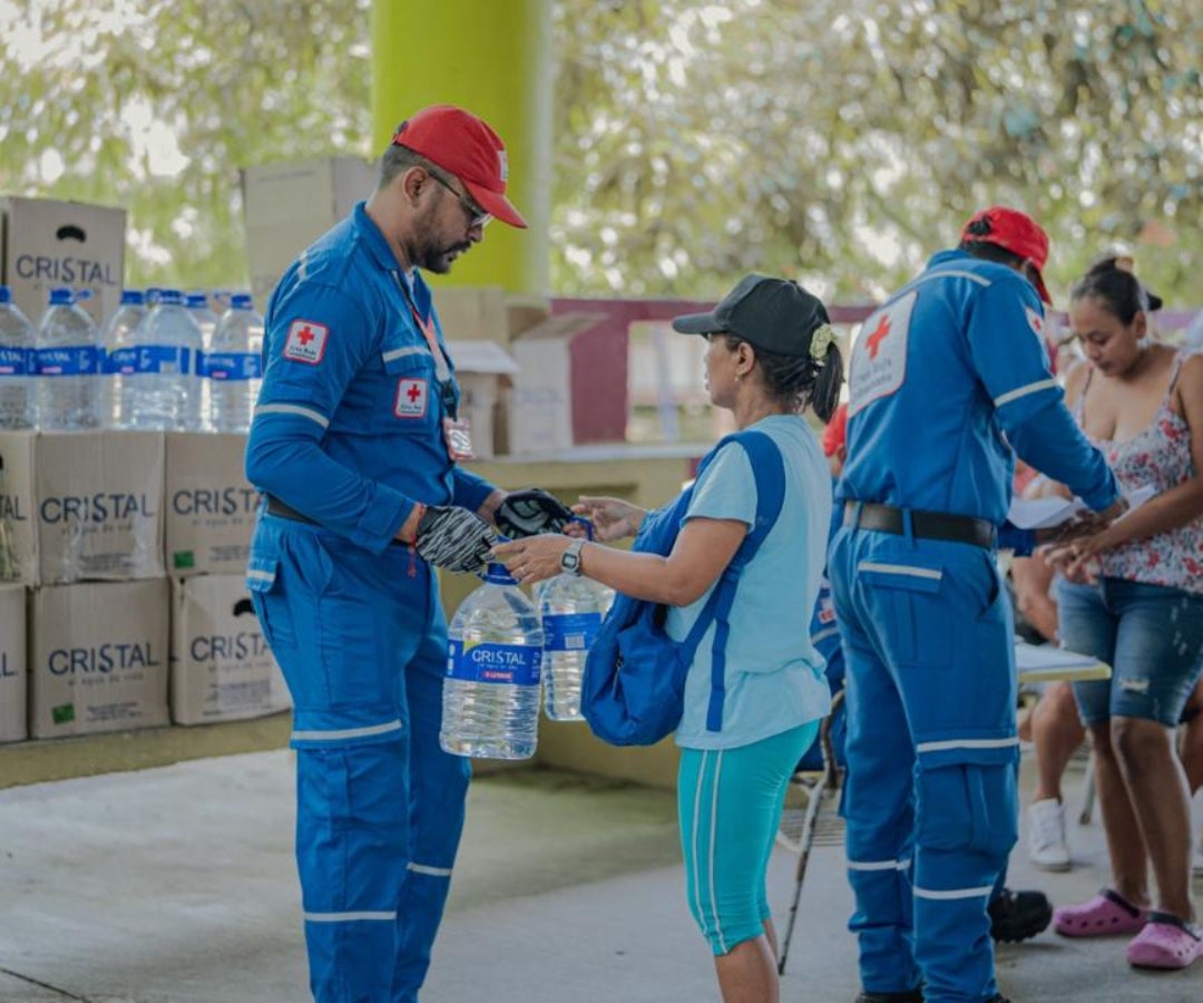 Postobón entregó 82.701 litros de agua para beneficio de 16.540 personas afectadas por la ola invernal.