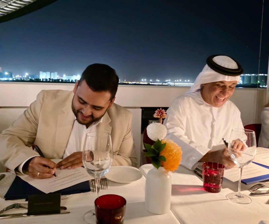 Firma del acuerdo entre Santa Maria Investment Group y Royal Capital