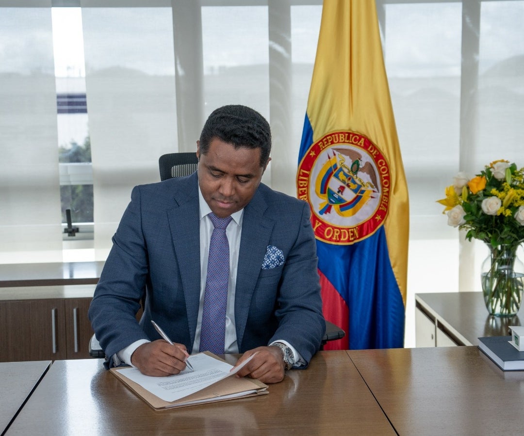 Superintendente Larry Álvarez