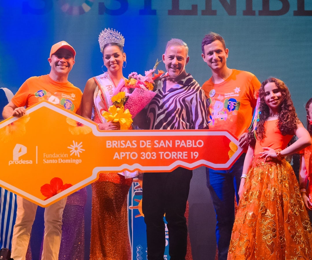 Entrega de la vivienda a la reina de popular