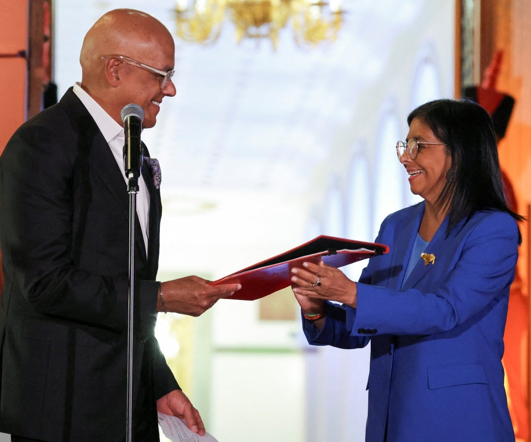 Presidente de la Asamblea le entregó a la presidente encargada la ley de amnistía