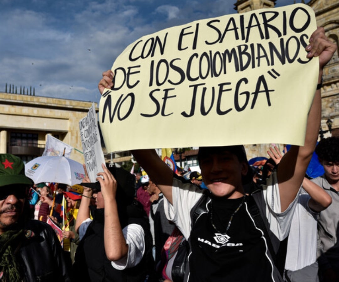 Manifestación en Plaza de Bolívar contra suspensión del decreto del salario mínimo 2026.