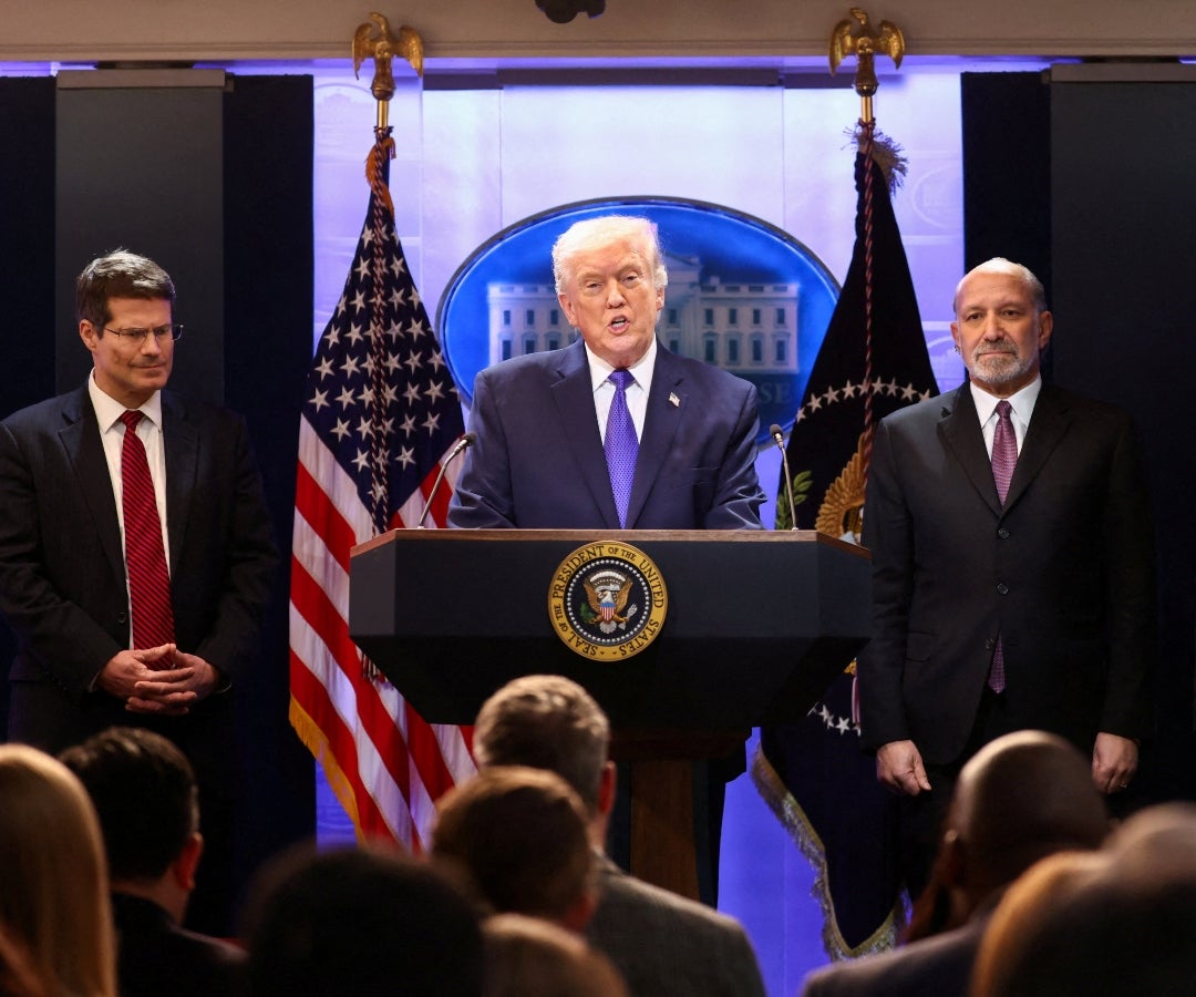 Trump elevará a 15% arancel global temporal a las importaciones tras revés de la Corte