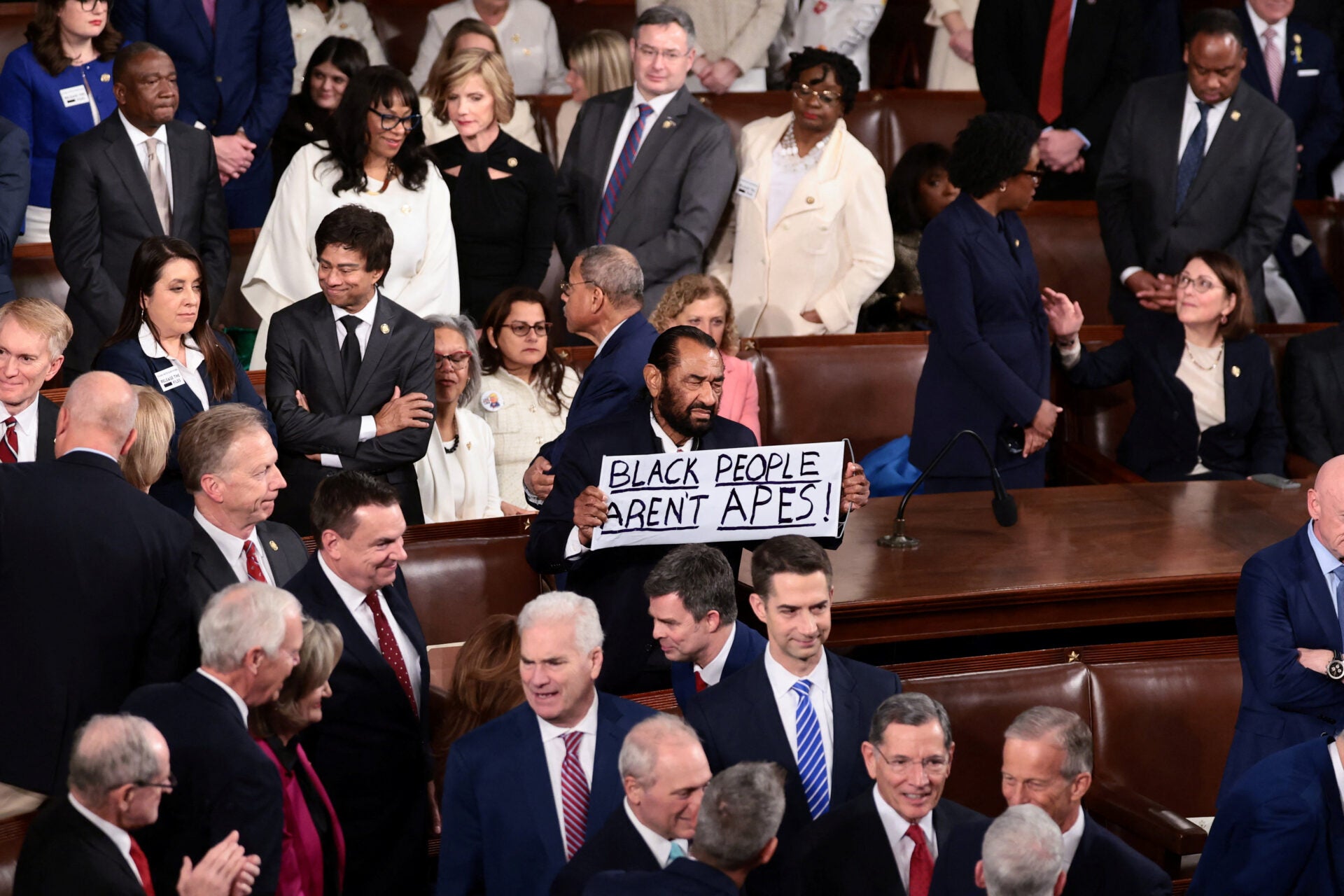 Representante demócrata en señal de protesta ante la llegada de Trump