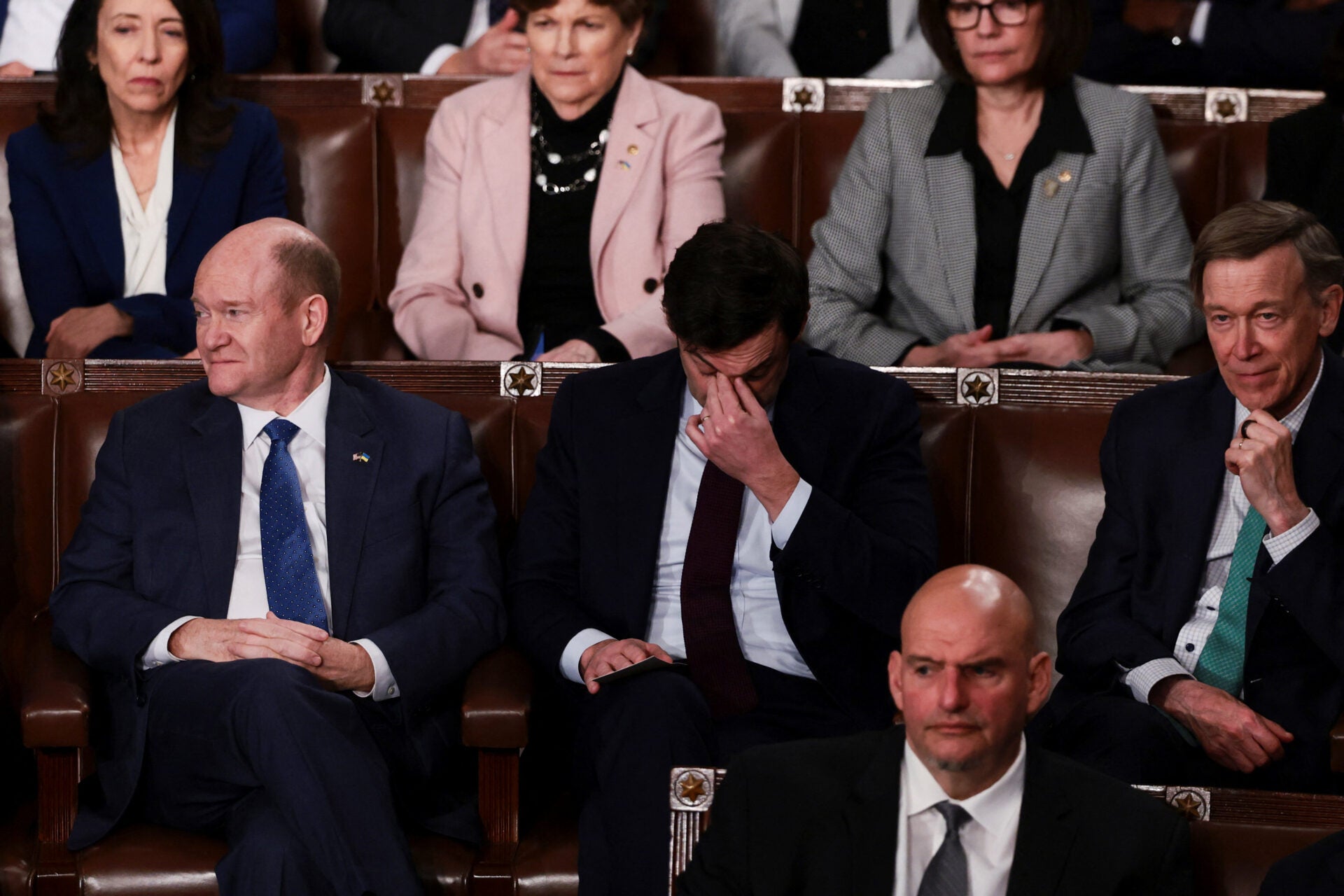 Los senadores demócratas Chris Coons y Jon Ossoff asisten al discurso sobre el Estado de la Unión 
