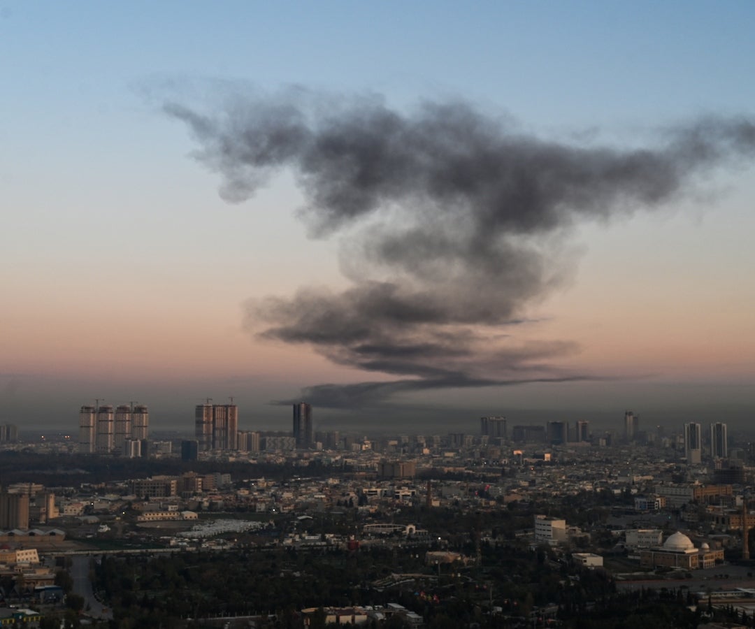 Aerolíneas Emirates y Etihad reanudan algunos vuelos en medio de los ataques iraníes
