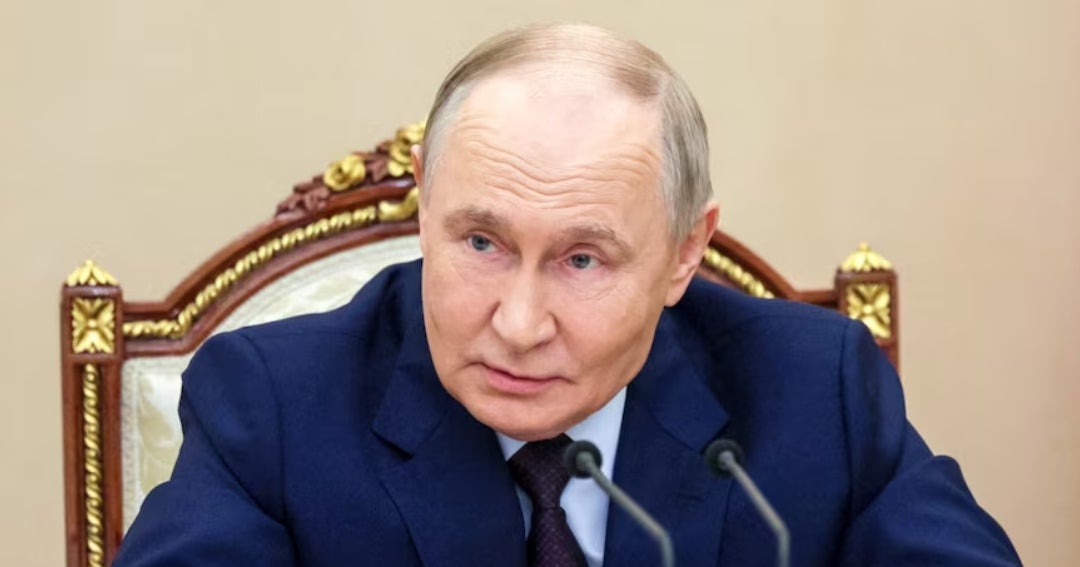 Rusia reduce la tasa de interés a 14% mientras ataques con drones golpean la economía