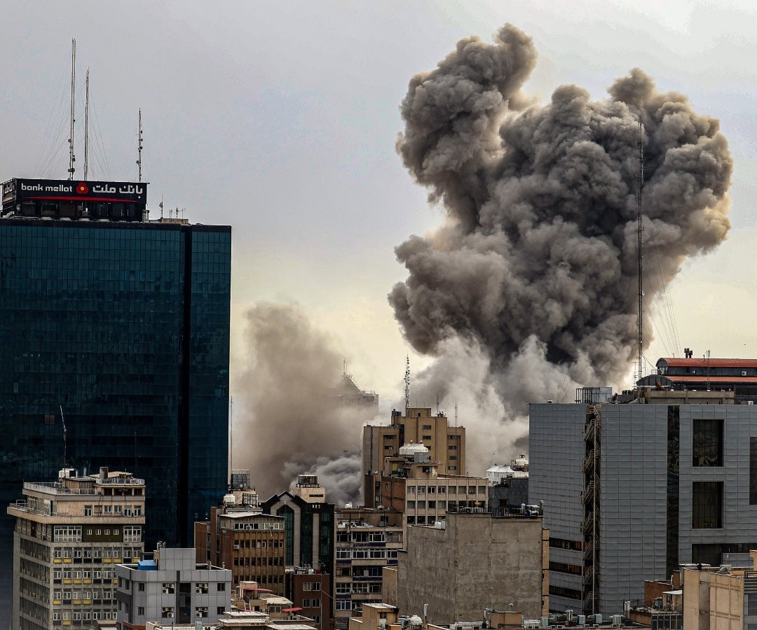 Iraníes evaden el apagón de internet para compartir imágenes de los ataques aéreos